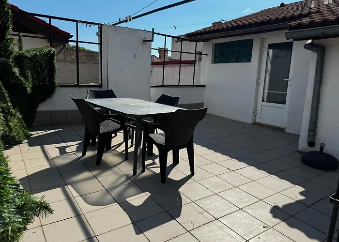 Dxn 9 By Center Apartment